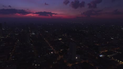 Lila-Stadt-Sonnenuntergang-über-Sao-Paulo,-Brasilien