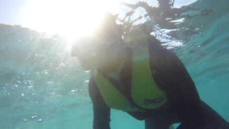 Scuba-Diver-Underwater-taking-a-selfie-in-Whitsundays,-Australia