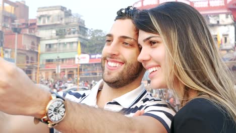 Pareja-tomando-un-selfie-en-Varanasi,-India