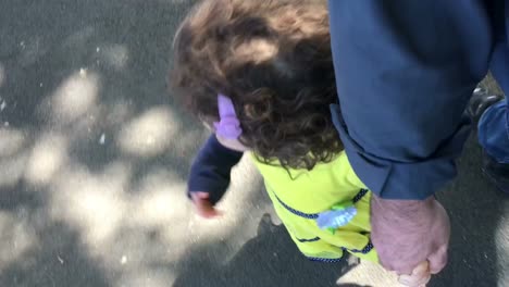 Father-and-daughter-walks-together-in-the-street