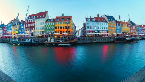 Tiempo-lapso-video-de-panorama-de-Nyhavn-en-día-de-Copenhague,-Dinamarca-a-timelapse-nocturno,-4K