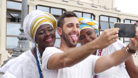 Tomando-un-Selfie-mujer-brasileña---\'Baianas\'-en-el-Elevador-Lacerda,-Salvador-de-Bahía,-Brasil