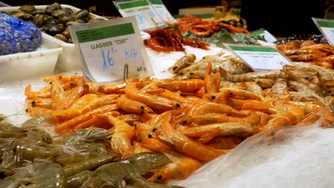 Roten-Krebse-und-Garnelen-im-Eis-an-der-Theke-in-La-Boqueria-Fischmarkt.-Barcelona.-Spanien