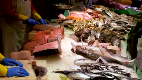 Escaparate-con-pescados-y-mariscos-en-hielo-en-el-mercado-de-La-Boqueria-pescado.-Barcelona.-España