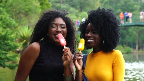 Mädchen-im-Teenageralter-Eis-essen