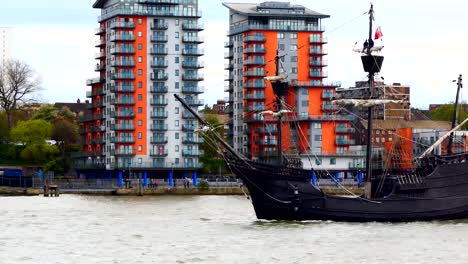 Español-altura-nave-navegando-en-el-río-Támesis-en-Londres