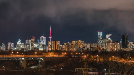 Städtischen-Nacht-Stadt-Toronto-Skyline-Feierabendverkehr-mit-Wolken