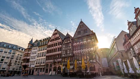 Frankfurt-ciudad-horizonte-sunrise-timelapse-en-la-Plaza-de-Romer,-lapso-de-tiempo-de-4K-de-Frankfurt,-Alemania