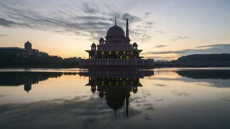 Dramatische-Sonnenaufgang-am-Putra-Mosque,-Putrajaya