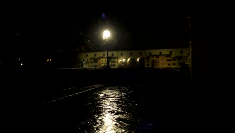 Paare,-die-romantische-Nacht-im-leeren-Stadt-von-Florenz-unter-fallenden-Schnee-Fuß