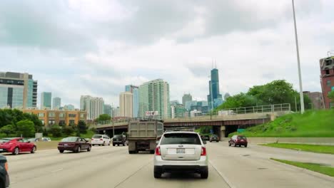 Conducir-a-toda-velocidad-al-centro-de-Chicago-en-el-lapso-de-tiempo-de-hora-de-acometidas-cámara-coche