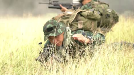 Soldado-con-arma-pistola-y-waring-armadura-uniforme.-El-ejército-es-responsable-de-mantener-el-territorio.