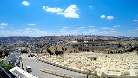 El-antiguo-cementerio-judío-en-el-Monte-de-los-olivos.-Jerusalén-antigua-y-la-mezquita-\"Masjid-Al-Sahra-Kubbat.\"