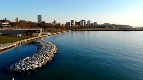 Vista-aérea-de-ciudad-estadounidense-en-la-madrugada.-Edificios-de-gran-altura,-autopista,-Bahía.--Mañana-soleada.-Milwaukee,-Wisconsin,-Estados-Unidos