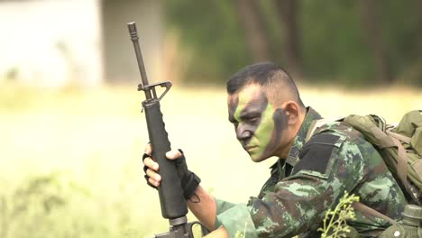Soldado-con-arma-pistola-y-waring-armadura-uniforme.-El-ejército-es-responsable-de-mantener-el-territorio.