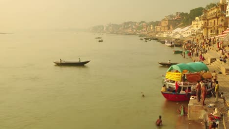 Zeit-Ablauf-indische-Pilger-Ruderboot-im-Sonnenaufgang.-Fluss-Ganges-in-Varanasi,-Indien.