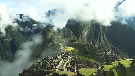 niebla-de-un-valle-en-machu-picchu