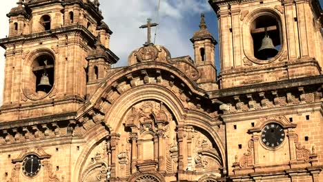 Zoom-in-Schuss-der-Kirche-der-Jesuiten-in-cusco