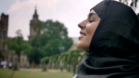 Joven-hermosa-mujer-musulmana-en-hijab-está-mirando-en-el-cielo,-disfrutando-de-tiempo,-concepto-de-epoca