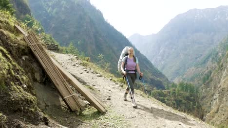 Backpacker-en-la-ruta-de-Nepal-alrededor-de-la-montaña-Manaslu.