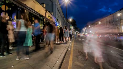 Leute-viel-Spaß-auf-den-Straßen-der-Stadt-an-einem-Sommerabend-am-Samstag,-Zeitraffer