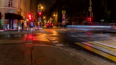 Leute-viel-Spaß-auf-den-Straßen-der-Stadt-an-einem-Sommerabend-am-Samstag,-Zeitraffer