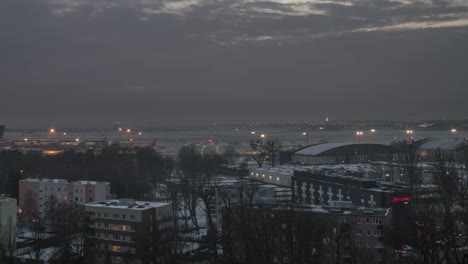 Tag-zur-Nacht-Zeitraffer-des-Warschauer-Flughafen-Okecie