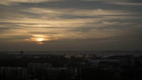 Zeitraffer-des-Sonnenuntergangs-über-dem-Chopin-Flughafen