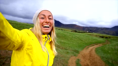 Selfie-Porträt-des-touristischen-weiblich-weht-einen-Kuss-in-Island-SLOW-MOTION