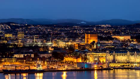 Día-de-skyline-de-la-ciudad-de-Oslo-para-timelapse-de-la-noche-en-el-Ayuntamiento-de-Oslo-y-del-puerto,-lapso-de-tiempo-Oslo-Noruega-4K