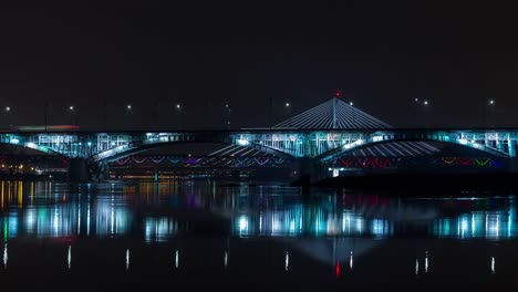 Zeitraffer-von-belebten-Brücken-in-Warschau-mit-Weichsel-in-der-Nacht