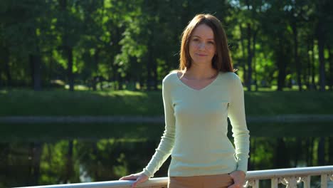 Portrait-of-smiling-woman-in-bright-sunshine