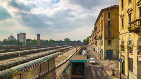 Italien-Sonnentag-Mailand-Stadt-Zug-Bahnhof-Bahnen-auf-dem-Dach-Panorama-4k-Zeitraffer
