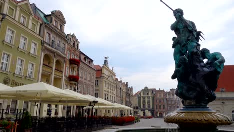 Fuente-con-estatua-en-la-plaza-vieja-ciudad-de-Poznan-en-Polonia