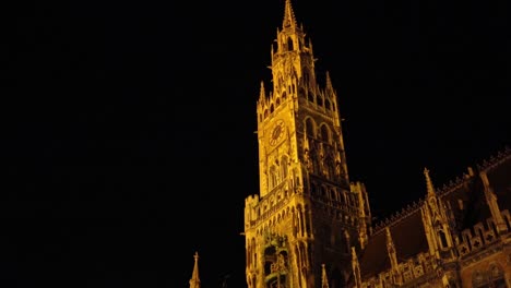 Night-view-of-New-Town-Hall--on-Marienplatz-in-Munich,-Bavaria