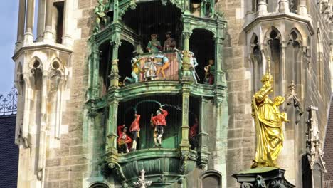 Clock-of-The-New-Town-Hall-(Neues-Rathaus),-Munich,-Germany