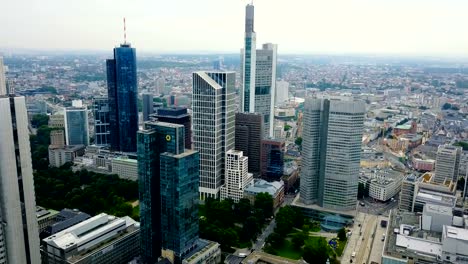 Luftaufnahme-der-Business-Area-in-der-Frankfurter-City-mit-Wolkenkratzern