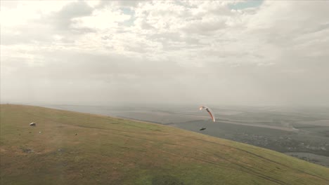 Atleta-paraglider-vuela-en-su-parapente-junto-a-las-golondrinas.-Seguimiento-desde-los-aviones-no-tripulados