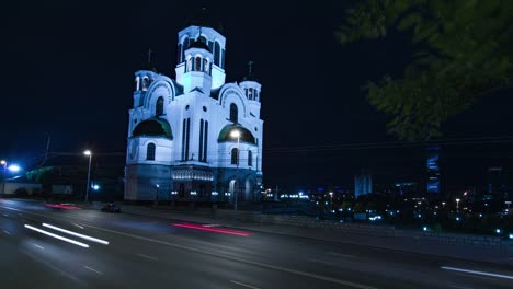 Las-luces-del-automóvil-cerca-de-la-iglesia-en-Yekaterinburg-de-la-sangre-en-el-lapso-de-tiempo-la-noche-4k