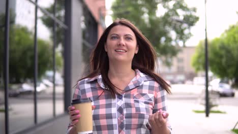 La-chica-va-después-de-compras-con-bolsas-en-sus-manos-tomando-café.-4K