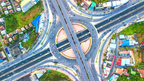 Vista-aérea-tráfico-de-lapso-de-tiempo-en-autovía,-autopista-y-carretera-en-el-detalle-de-intersección-de-circo