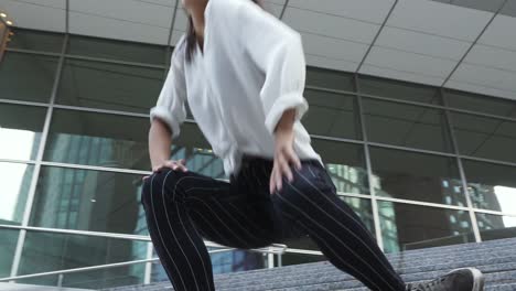 Junge-Frau-tanzt-auf-den-Stufen-des-ein-Firmengebäude