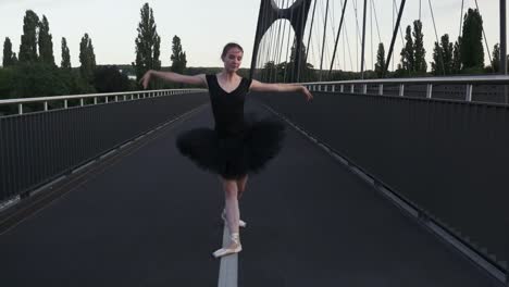 Ballett-Tänzerin-anmutig-gehen-und-tanzen-auf-der-Straße