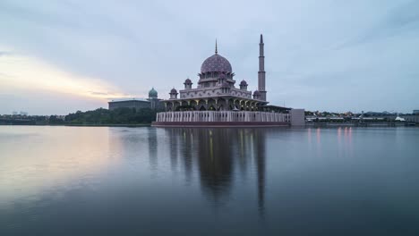 4-k-Sonnenaufgang-am-Putra-Mosque,-Putrajaya.