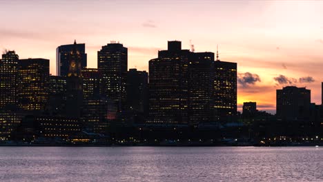 Schwenken-die-Innenstadt-von-Boston-während-des-Sonnenuntergangs-mit-klarem-Himmel