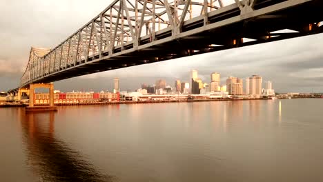 Vista-aérea-de-Nueva-Orleans-bajo-la-cubierta-del-puente-de-autopista-sobre-el-río-de-Mississippi