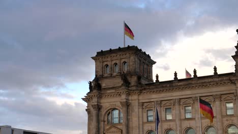 Nahaufnahme-der-Pfanne-des-Reichstagsgebäudes-in-Berlin,-Deutschland