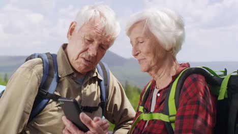 Senior-Wanderer-Check-Route-auf-Smartphone