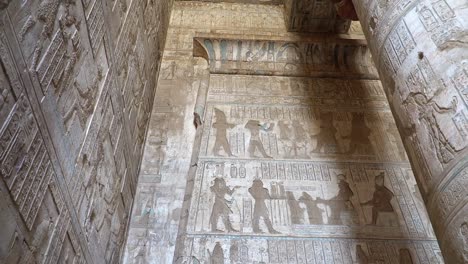 Interieur-von-Dendera-Tempel-oder-Tempel-der-Hathor.-Ägypten.-Dendera,-Denderah,-ist-eine-kleine-Stadt-in-Ägypten.-Dendera-Tempel-Komplex,-eine-der-besterhaltenen-Tempelanlagen-aus-alten-Oberägypten.