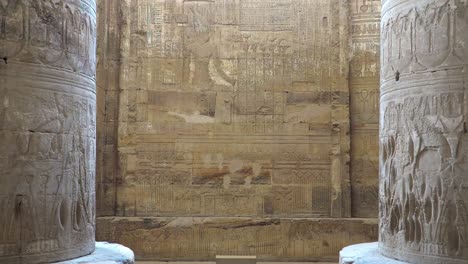 Interieur-von-Dendera-Tempel-oder-Tempel-der-Hathor.-Ägypten.-Dendera,-Denderah,-ist-eine-kleine-Stadt-in-Ägypten.-Dendera-Tempel-Komplex,-eine-der-besterhaltenen-Tempelanlagen-aus-alten-Oberägypten.